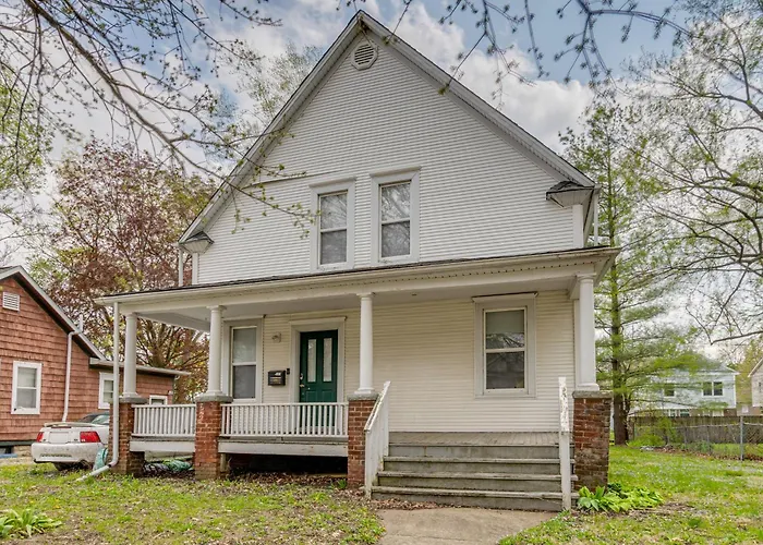 < 1 Mi To Uiuc! Family Game Day Hub W/ Large Yard Champaign
