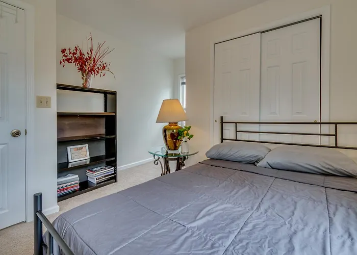 < 1 Mi To Uiuc! Family Game Day Hub W/ Large Yard Champaign