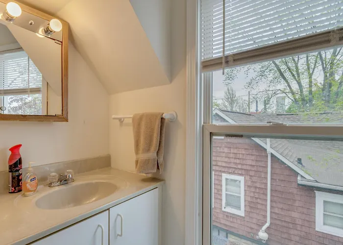 < 1 Mi To Uiuc! Family Game Day Hub W/ Large Yard Champaign